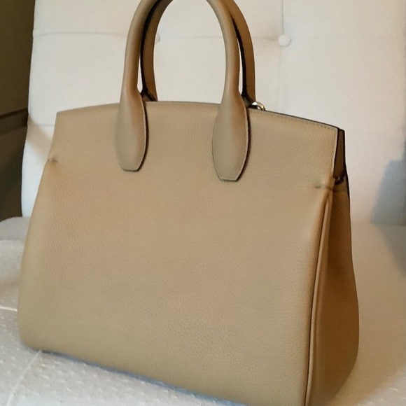 Salvatore Ferragamo Médium Studio Top Handle Bag - Picture 9 of 16